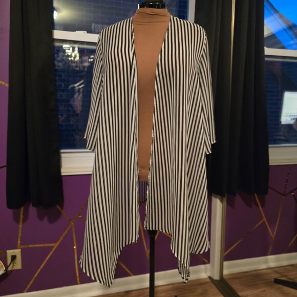 Torrid Textured Chiffon Hanky Hem Kimono, Black & White, 1x - Picture 4 of 8